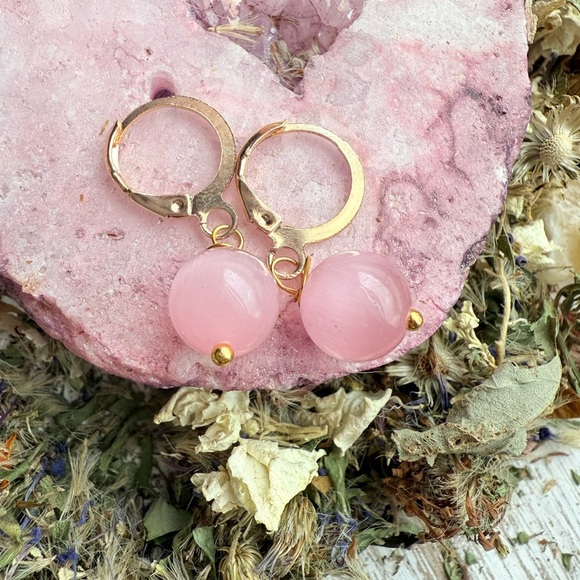 Elegant Pink Jade and Gold Earrings - Picture 1 of 1